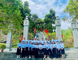 Dâng hương tưởng niệm tại Khu di tích lịch sử Bộ Công Thương và thăm ATK Định Hóa, tỉnh Thái Nguyên, thành kính dâng hương tại Nhà tưởng niệm Chủ tịch Hồ Chí Minh